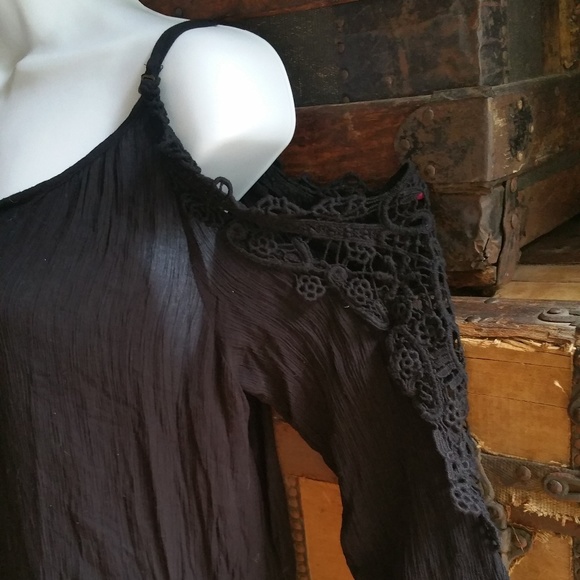 Knox Rose Cold Shoulder Top with Lace Sleeves - Picture 3 of 8